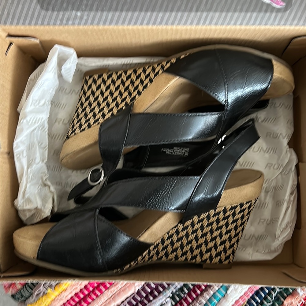 Sandals size 6 just tried on beautifully selected nice pair